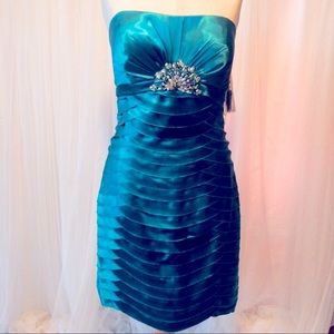 Tony Bowls NWT Dress Size 12 Emerald Green with gorgeous jewelled feature